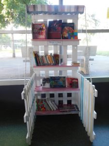 Kiosque à livres dans le Hall du lycée : élèves professeurs et personnels peuvent y prendre ou y déposer des livres