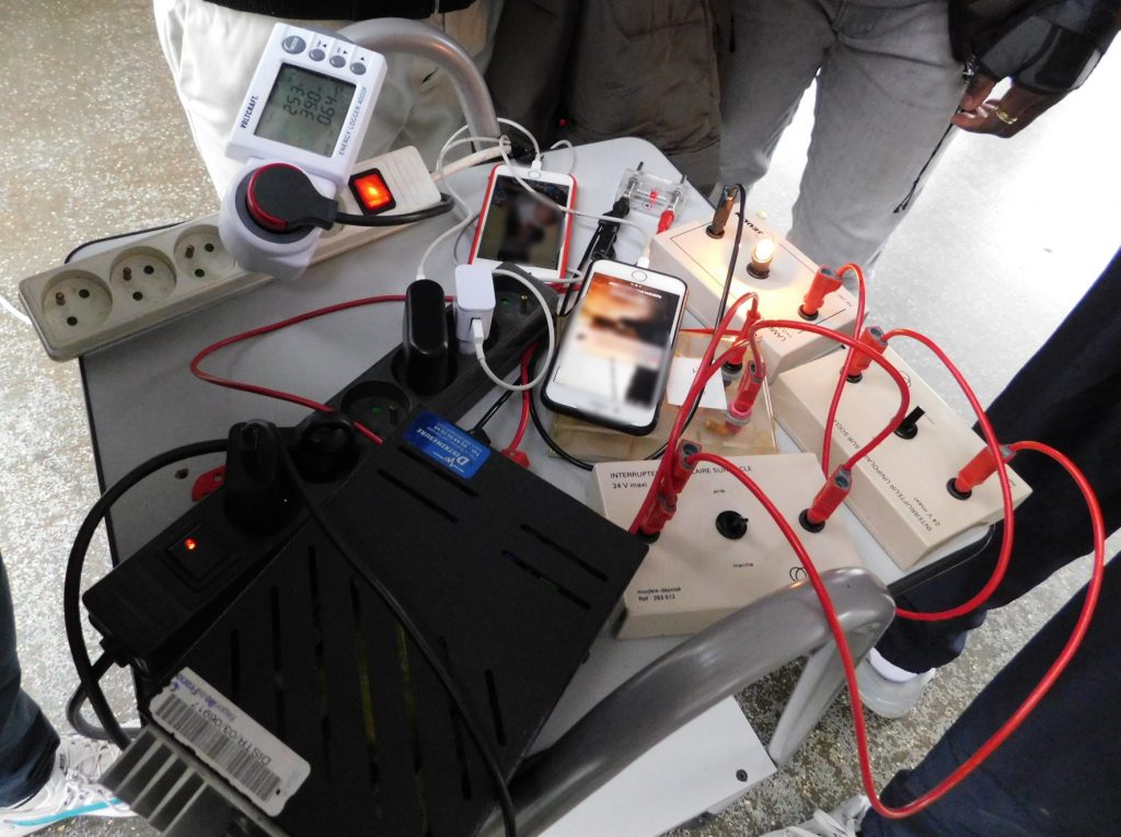 Journées de sensibilisation des classes aux économies d'énergie les 19 et 20 décembre : atelier de sensibilisation à la consommation des appareils en veille par les classes de CAP Electricité