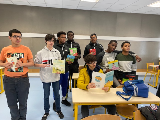 Les élèves de terminales SN lisent des albums à voix haute auprès d'élèves de maternelle.