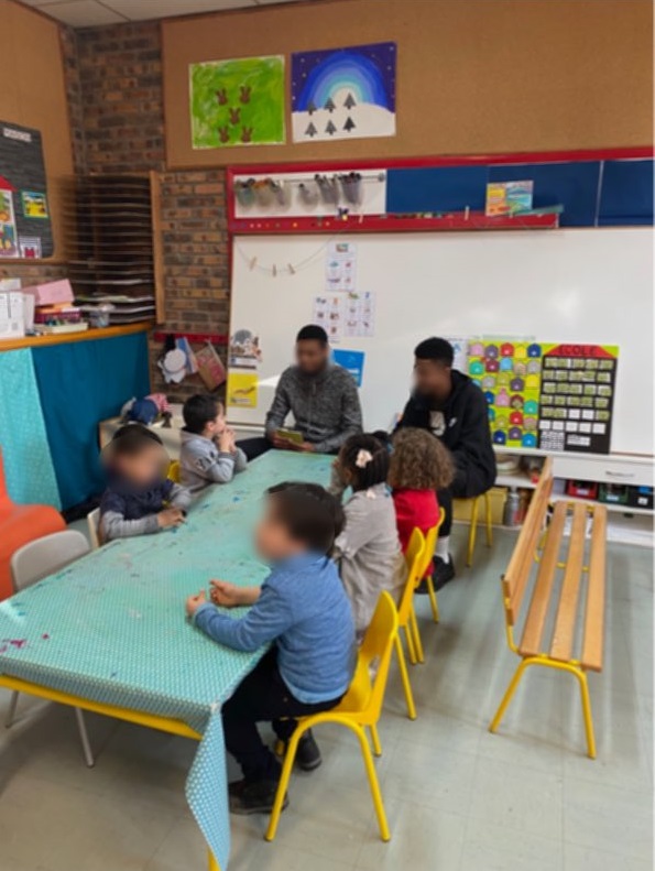 Les élèves de terminales SN lisent des albums à voix haute auprès d'élèves de maternelle