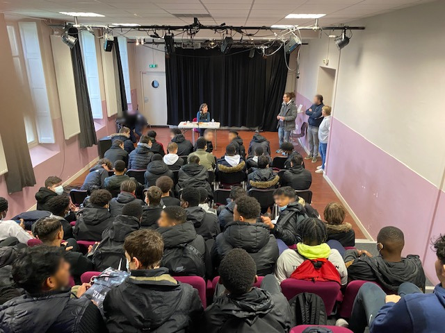 Leçon de littérature de l'auteur Violaine Schwartz à la Médiathèque de Morsang-sur-Orge auprès de 3 classes de secondes professionnelles