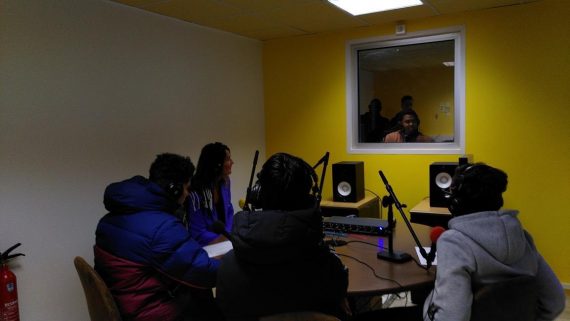 La classe de CAP Electricité dans le studio de la Webradio locale Radio Actif Nord-Essonne à Viry-Chatillon