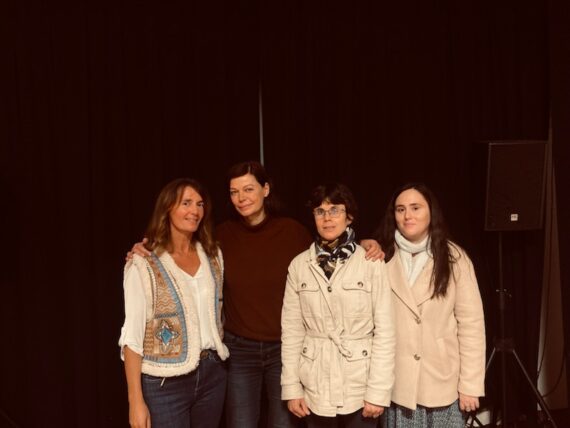 Rencontre à la médiathèque avec la comédienne Marianne Denicourt - Photographie avec les ensignants des classes