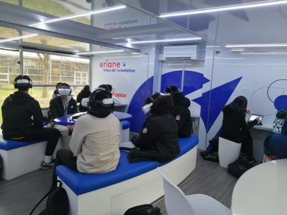 Venue du Bus de l'Orientation Oriane au lycée - Découverte des métiers avec des casques VR
